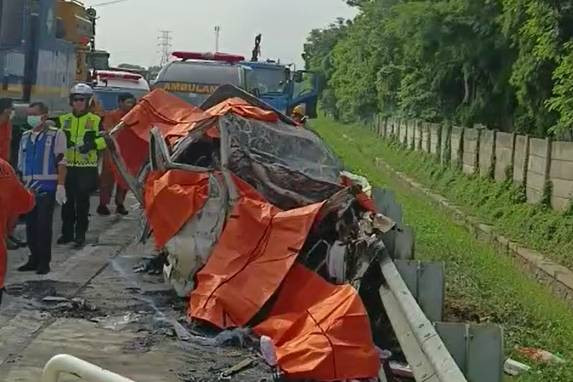 Kondisi kendaraan usai kecelakaan di Tol Jakarta-Cikampek KM 58, Karawang, Senin (8/4/2024). Foto: Dok. Istimewa