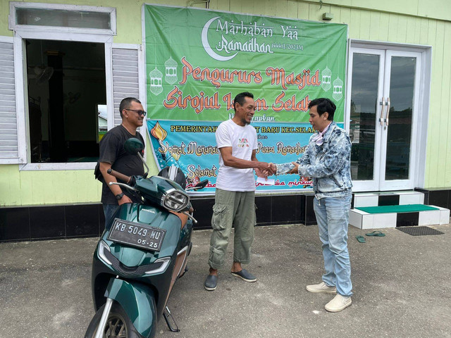 Rombongan touring 160 km Berbagi Kebaikan Satu Hati Menuju Kebersamaan bersama Honda Stylo saatfinish di Masjid Sirajul Islam di Selakau. Foto: Dok Hi!Pontianak