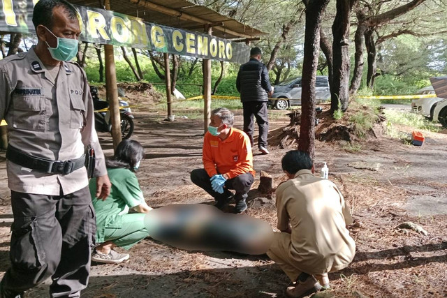 Sesosok mayat perempuan ditemukan di Pantai Lorong Cemoro Depok, Kalurahan Parangtritis, Kapanewon Kretek, Kabupaten Bantul pada Senin (8/4/2024). Foto: Polres Bantul