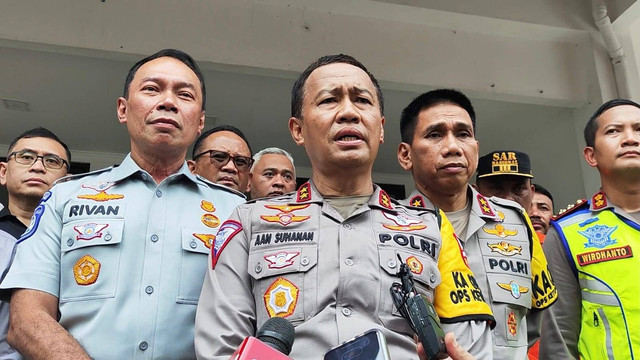 Kakorlantas Polri Irjen Aan Suhanan (tengah) di RSUD Karawang, Senin (8/4/2024). Foto: Jonathan Devin/kumparan