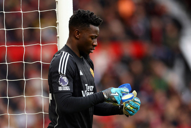Penjaga gawang Manchester United Andre Onana saat melawan Liverpool pada pertandingan lanjutan Liga Inggris di Old Trafford, Manchester, Inggris, Minggu (7/4/2024). Foto: Carl Recine/REUTERS