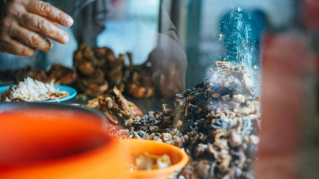 Kuliner Legendaris Tanah Abang. Foto hanya sebagai ilustrasi, bukan tempat sebenarnya. Sumber: Unsplash/Afif Ramdhasuma.