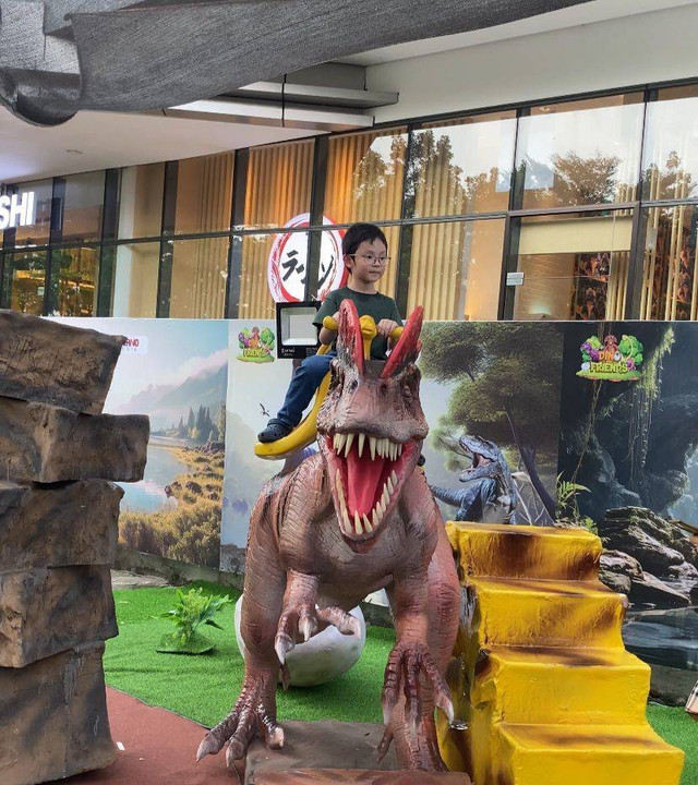 Pengunjung menikmati Taman Dinosaurus pertama di Kalbar. Foto: Dok. Gaia Bumi Raya City