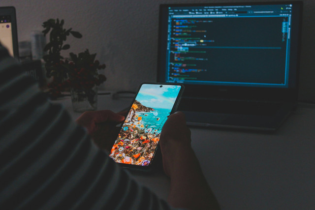 Ilustrasi Contoh Prompt AI untuk Membuat Logo. Sumber: Unsplash/Árpád Czapp