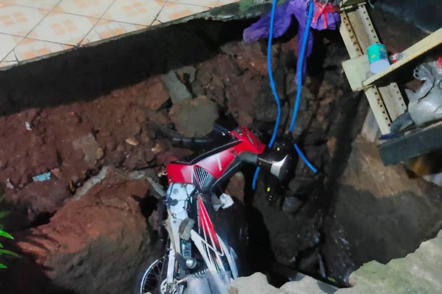 Tanah amblas di Cilandak Timur, Pasar Minggu, Jakarta Selatan, Senin (8/4/2024). Foto: Instagram/@humasjakfire