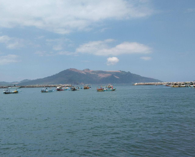 Aktivitas pertambangan di Tumpang Pitu, Banyuwangi, Jawa Timur, yang berdampak buruk terhadap ekosistem lingkungan di wilayah laut dan pegunungan (Sumber: Dokumentasi Pribadi Penulis)