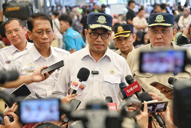 Menhub Budi Karya Sumadi meninjau arus mudik di Stasiun Pasar Senen, Jakarta, Senin (8/4/2024). Foto: Kemenhub RI