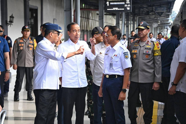Presiden Joko Widodo bersama Menhub Budi Karya Sumadi meninjau arus mudik di Stasiun Pasar Senen, Jakarta, Senin (8/4/2024). Foto: Kemenhub RI