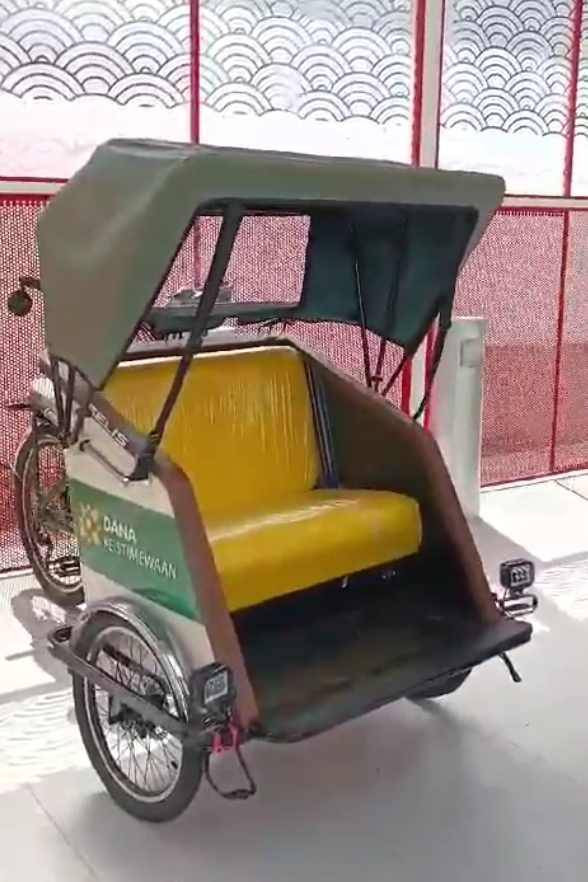 Puluhan becak listrik yaitu becak kayuh dengan penguat tenaga alternatif mulai uji coba beroperasi di Kota Yogyakarta saat libur Lebaran ini, Senin (8/4/2024). Foto: Arfiansyah Panji Purnandaru/kumparan