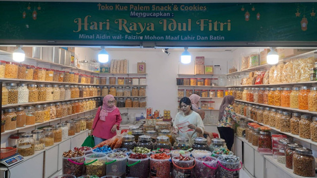 Pedagang kue kering di Blok 1-2 Pasar Senen Jaya, Jakarta, Senin (8/4/2024). Foto: Ghifari/Kumparan