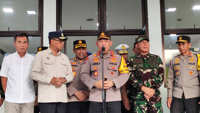 Kapolri Jenderal Listyo Sigit Prabowo dan Panglima TNI Jenderal Agus Subianto di RSUD Karawang, Senin (8/4/2024) Foto: Jonathan Devin/kumparan