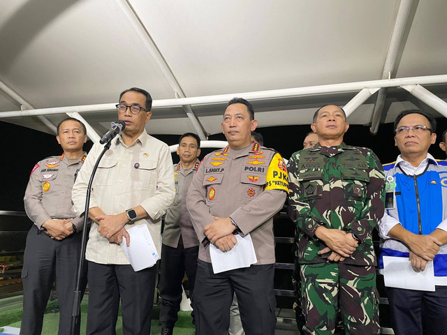 Menhub RI Budi Karya Sumadi, Kapolri Jenderal Listyo Sigit Prabowo, dan Panglima TNI Jenderal Agus Subiyanto, saat konferensi pers di Kantor Jasa Marga KM 70 Tol Jakarta-Cikampek, Senin (8/4/2024) Foto: Fadhil Pramudya/kumparan
