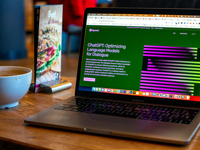 Ilustrasi Contoh Prompt AI untuk Marketing, Sumber Unsplash Emiliano Vittoriosi