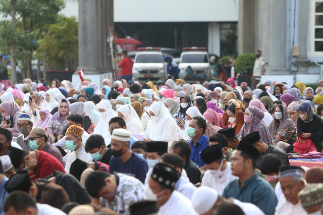 Masyarakat mengikuti salat id di halaman Balaikota, Jalan Pemuda Nomor 148, Semarang. Foto: Dok. Istimewa