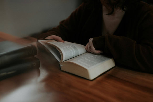 Ilustrasi ayat Alkitab tentang penghiburan. Foto: Unsplash/priscilladupreez