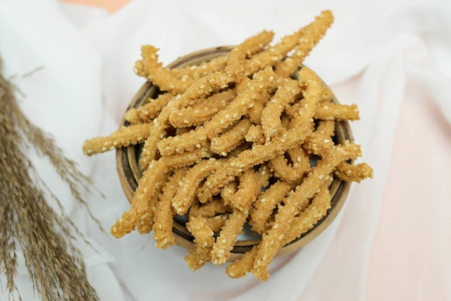 Kue Lebaran akar kelapa. Foto: Shutterstock. 