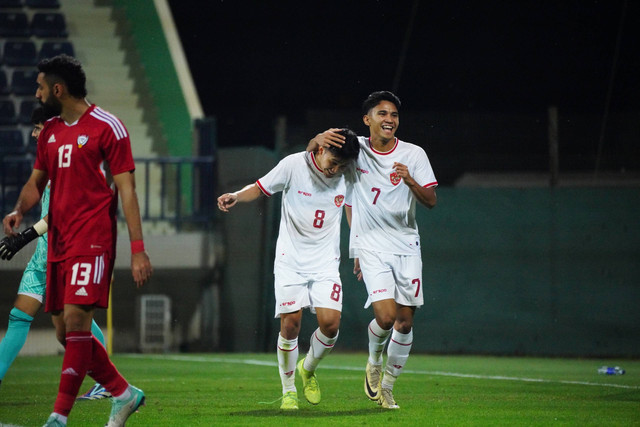 Selebrasi Witan Sulaeman dan Marselino Ferdinan saat Timnas U-23 melakukan laga uji coba melawan Uni Emirat Arab (UEA) di Dubai pada Selasa (9/4/2024). Foto: PSSI