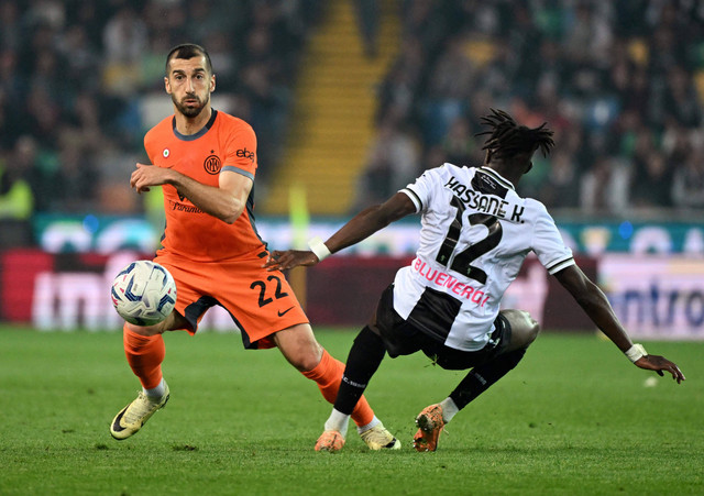 Aksi Henrikh Mkhitaryan (kiri) saat Udinese vs Inter Milan dalam laga pekan ke-31 Liga Italia 2023/24 di Dacia Arena pada Selasa (9/4) dini hari WIB. Foto: REUTERS/Alberto Lingria