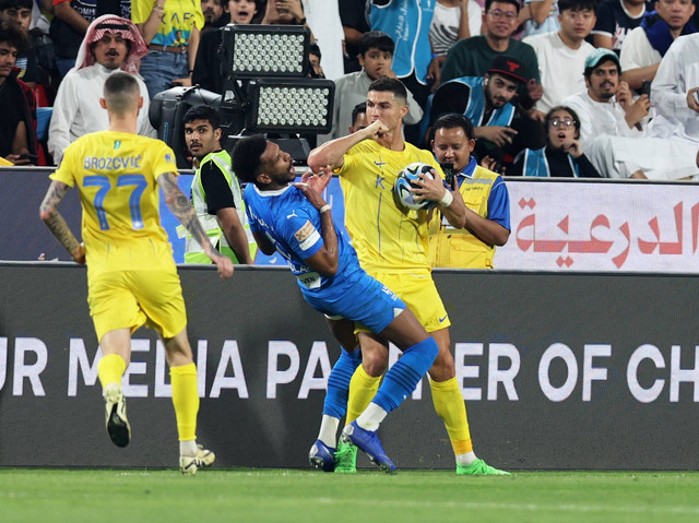 Cristiano Ronaldo diganjar kartu merah langsung usai mengasari Ali Al Bulayhi dalam laga Al Nassr vs Al Hilal saat semifinal Saudi Super Cup di Mohammed bin Zayed Stadium, Abu Dhabi, United Arab Emirates, Selasa (9/4) dini hari WIB. Foto: REUTERS/Stringer