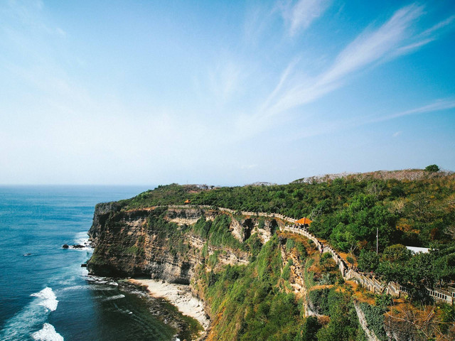aktivitas one day trip di Uluwatu. Sumber: Unsplash/bckfwd