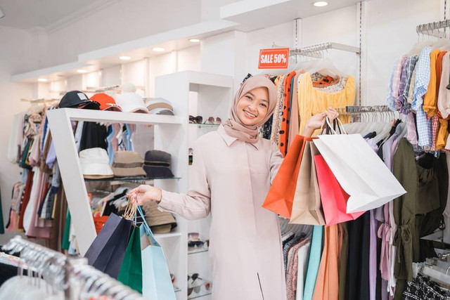 Ilustrasi membelanjakan uang THR. Foto: dok. Odua Images/Shutterstock