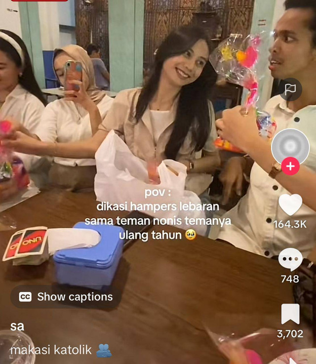 Viral di TikTok cewek nonis bagikan hampers tema ulang tahun ke teman-temannya yang rayakan lebaran. Foto: Dok.TikTok