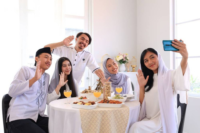 Ilustrasi silaturahmi online saat Lebaran. Foto: Shutterstock