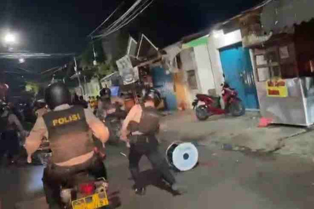 Tim Patroli Perintis Polres Jakarta Selatan membubarkan aksi bangunkan sahur oleh puluhan pemuda dengan petasan di Cilandak, Kamis (9/4/2024) subuh. Foto: Dok Humas Polres Jakarta Selatan