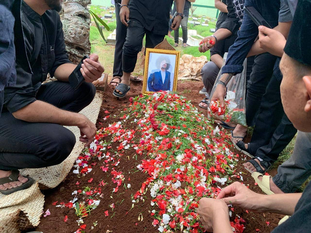 Jenazah Babe Cabita dimakamkan di TPU Cirendeu, Tangerang Selatan, Selasa (9/4/2024) Foto: Vincentius Mario/kumparan