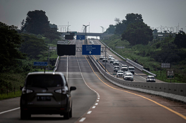 Kendaraan melintas di Jalan Tol Semarang-Batang, Jawa Tengah, Selasa (9/4/2024). Foto: Aprillio Akbar/ANTARA FOTO