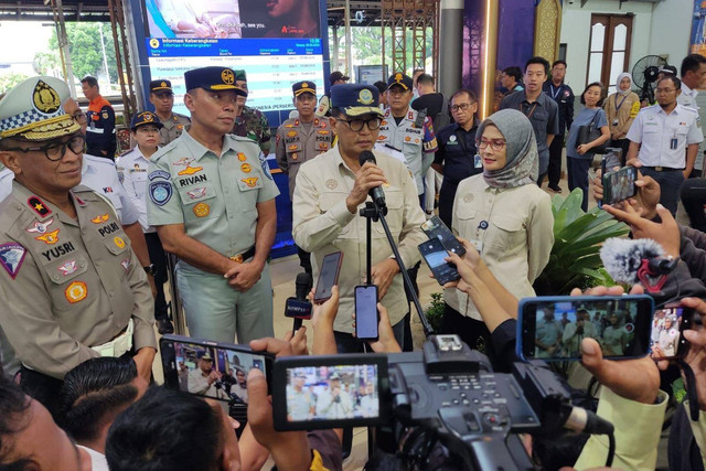 Menteri Perhubungan (Menhub), Budi Karya Sumadi saat doorstop di Statsiun Cirebon Kejaksan, Selasa (9/4/2024) Foto: Panji Asmara/kumparan