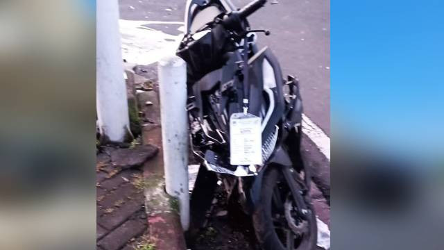 Motor milik mahasiswa korban tabrak oleh mobil Honda Jazz yang diduga dikendarai oknum polisi. (foto: dokumen keluarga)
