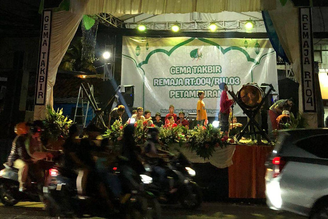 Suasana takbiran di jalan KS Tubun, Petamburan, Jakarta Pusat, Selasa (9/4/2024) Foto: Andreas Ricky Febrian/kumparan