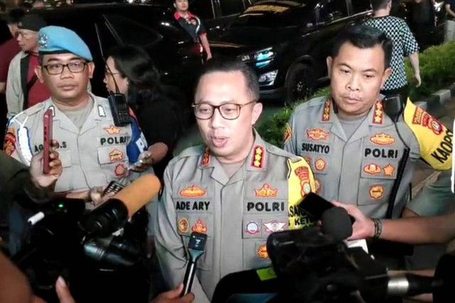 Kabid Humas Polda Metro Jaya Kombes Pol Ade Ary Syam Indradi dan Kapolres Metro Jakarta Pusat Kombes Pol Susatyo Purnomo Condro saat meninjau kondisi pengamanan malam takbiran, Selasa (9/4/2024) Foto: Thomas Bosco/kumparan