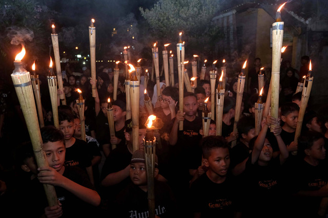 Pawai obor saat Gema Takbir Keliling menyambut Idul Fitri 1 Syawal 1445 H di Kampung Islam Kepaon, Denpasar, Bali, Selasa (9/4/2024). Foto: Nyoman Hendra Wibowo/ANTARA FOTO