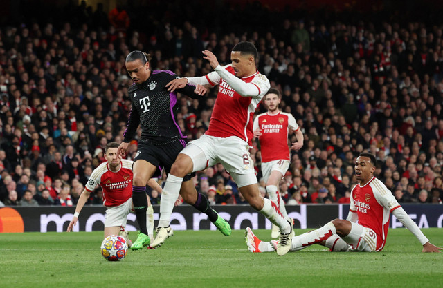 William Saliba melanggar Leroy Sane saat laga Arsenal vs Bayern Muenchen dalam leg pertama perempat final Liga Champions 2023/24 di Stadion Emirates, London, pada Rabu (10/4) dini hari WIB. Foto: REUTERS/David Klein