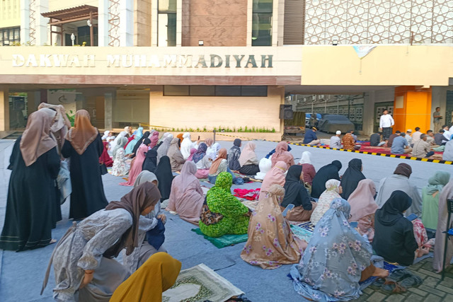 Umat muslim tiba untuk melaksanakan Salat Idul Fitri 1445 H di Kantor PP Muhammadiyah, Jakarta Pusat, Rabu (10/4/2024). Foto: Fadhil Pramudya/kumparan