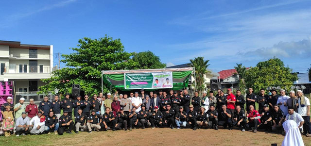 Umat nasrani yang selesai berjaga pada pelaksanaan Salat Idul Fitri 1445 Hijriah di Lapangan Perumahan GPI, berfoto bersama dengan panitia Salat Idul Fitri Masjid Rabbani.