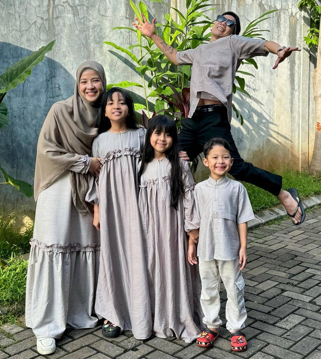 Potret Desta dan Natasha Rizky "kembar" saat Lebaran Idul Fitri 1445 H. Foto: Instagram/@desta80s