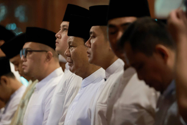 Menhan Prabowo Subianto melaksanakan Salat Idul Fitri 1445 di Bojong Koneng, Bogor, Rabu (10/4/2024). Foto: Dok. Istimewa