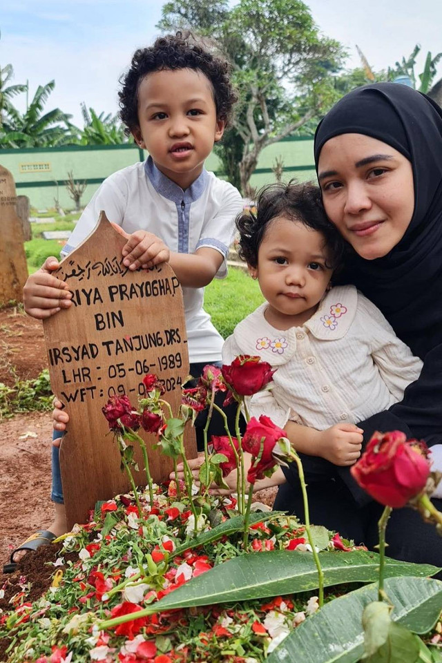 Istri Babe Cabita nyekar ke makam suaminya. Foto: Instagram/@fatiyw