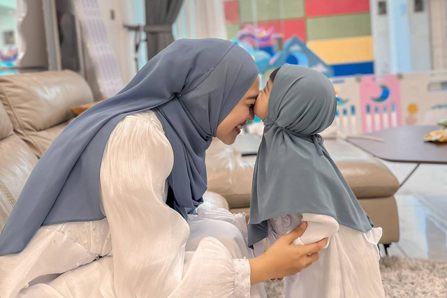 Ria Ricis rayakan Lebaran bersama anaknya. Foto: Instagram/@riaricis1795
