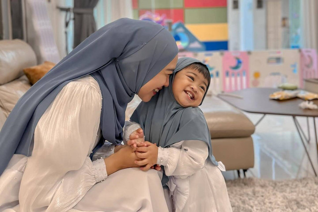 Ria Ricis rayakan Lebaran bersama anaknya. Foto: Instagram/@riaricis1795