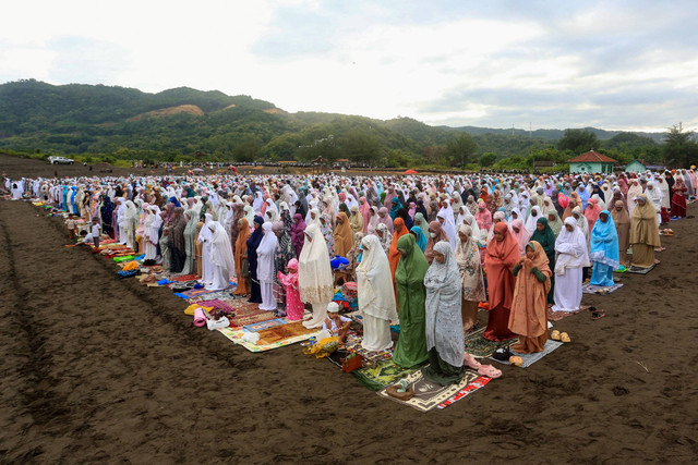 Umat muslim melaksanakan Salat Idul Fitri 1445 H di bukit pasir Parangkusumo, Bantul, Yogyakarta, Indonesia, Rabu (10/4/2024). Foto: DEVI RAHMAN / AFP