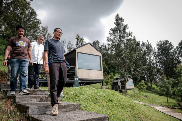 Menparekraf Sandiaga Uno saat mengunjungi Bobocabin Gunung Mas dalam kunkernya memantau kesiapan pelaku pariwisata menghadapi libur Lebaran, Senin (8/4/2024). Foto: Kemenparekraf RI