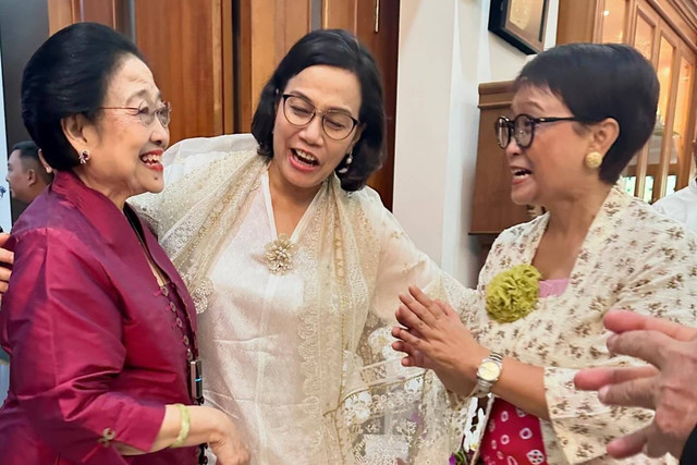 Menkeu Sri Mulyani dan Menlu Retno Marsudi bertemu dengan Ketum PDIP Megawati Soekarnoputri di Jalan Teuku Umar, Jakarta, Rabu (11/4/2024). Foto: Instagram/@smindrawati