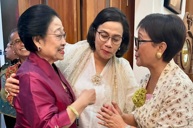 Menkeu Sri Mulyani dan Menlu Retno Marsudi bertemu dengan Ketum PDIP Megawati Soekarnoputri di Jalan Teuku Umar, Jakarta, Rabu (11/4/2024). Foto: Instagram/@smindrawati