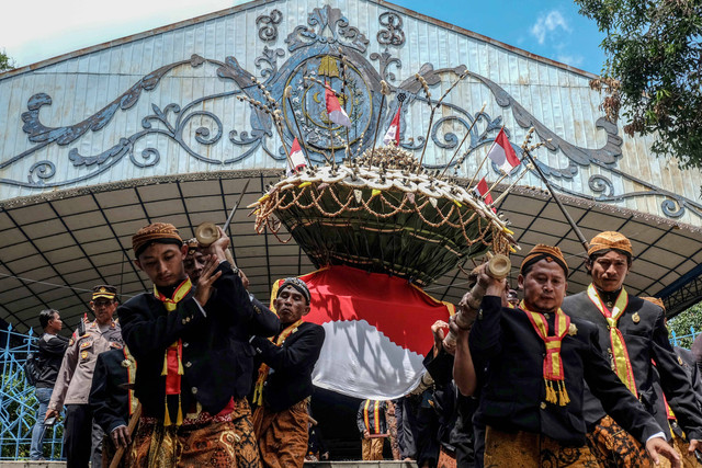Abdi Dalem Keraton Kasunanan Surakarta Hadiningrat mengarak gunungan saat perayaan Tradisi Grebeg Syawal di halaman keraton setempat menuju Masjid Agung Solo, Jawa Tengah, Kamis (11/4/2024). Foto: Maulana Surya/Antara Foto