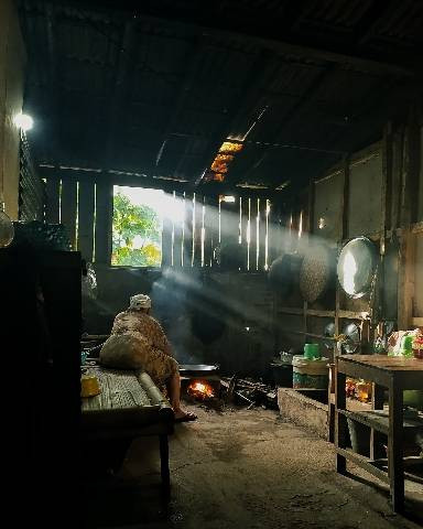 Potret seseorang tengah sibuk di dapur. sumber: dok. pribadi