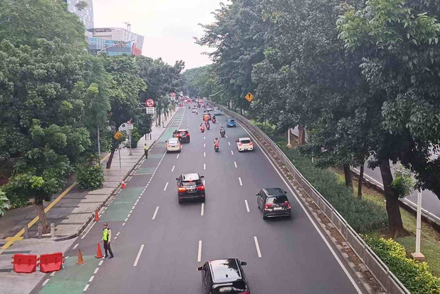 Suasana lalu lintas di Jalan Raya Casablanca, Jakarta, Kamis (11/4/2024) Foto: Fadhil Pramudya/kumparan
